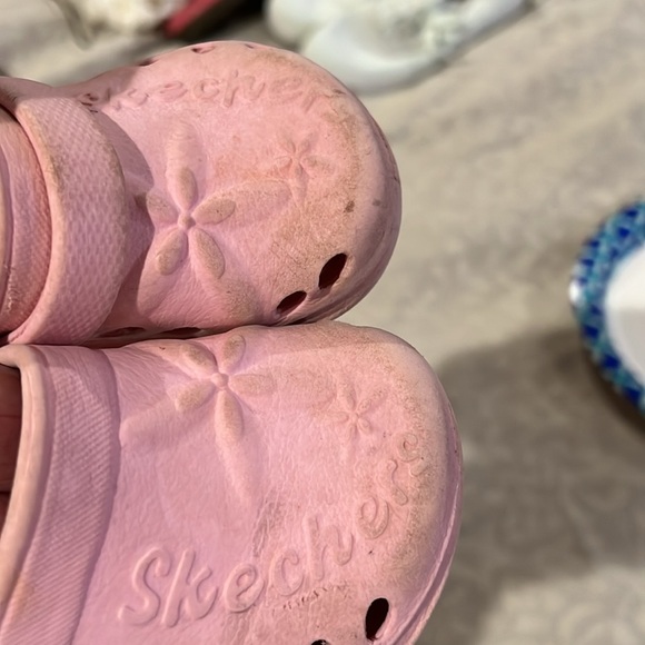 Pair of pink Skechers size 7 girls with starfish - Picture 3 of 4
